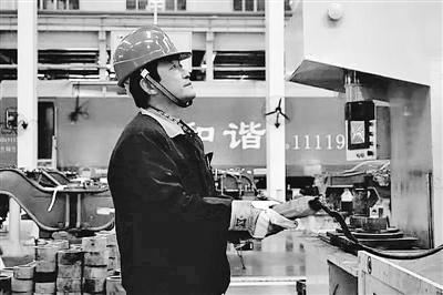 蘭州：寒夜黃河邊，他一把拉出落水大學(xué)生