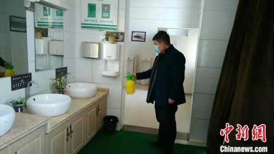  圖為2月初，工作人員對敦煌市旅游景區(qū)衛(wèi)生間進(jìn)行防疫消毒?！《鼗褪形麄鞑抗﹫D 攝