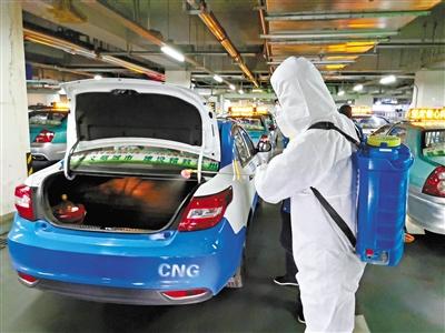 免費接送一線抗“疫”人員 蘭州奔馬雷鋒車隊，你們真棒！