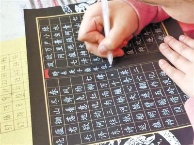 驚艷！9歲小女娃手寫(xiě)“印刷體”字帖