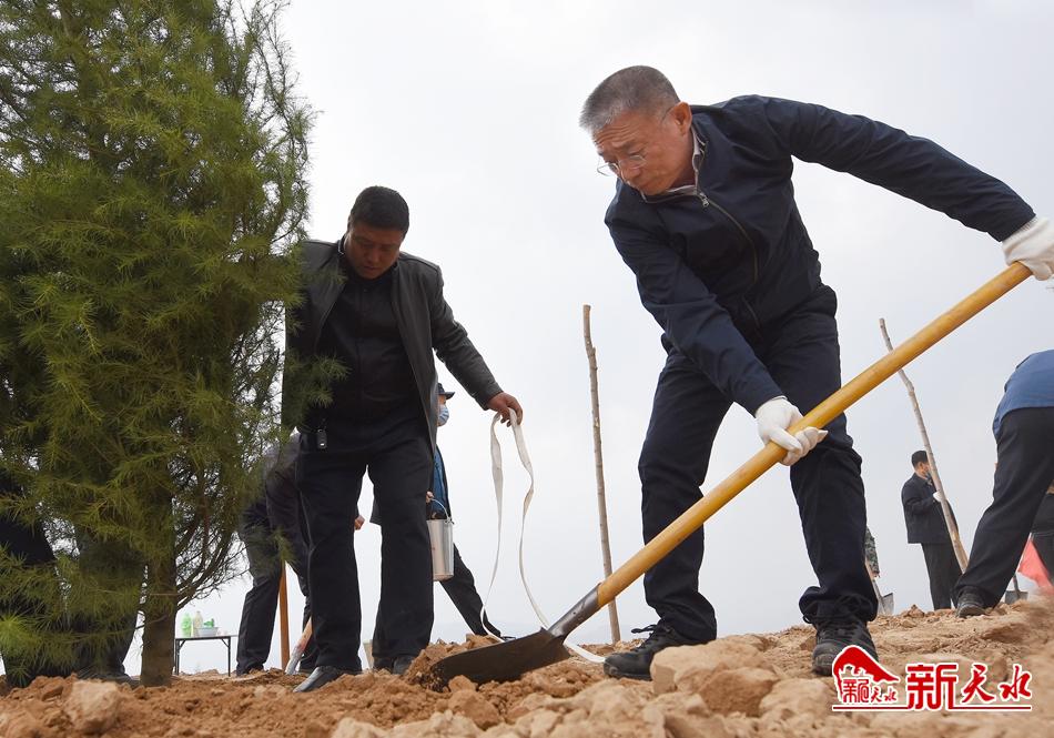 植綠正當(dāng)時(shí) 天水萬(wàn)名干部群眾共同義務(wù)植樹(shù)