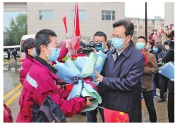 慶陽市第二、三批支援湖北醫(yī)療隊(duì)12名隊(duì)員凱旋