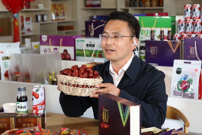 “縣長直播天團”唱響“甘貨春之聲”，售出近30種甘貨1萬余件 開進直播間的網(wǎng)絡(luò)扶貧博覽會，受百萬網(wǎng)友點贊 