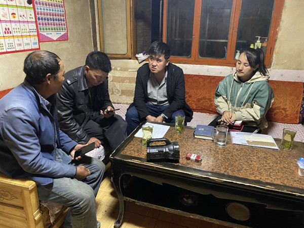 圖為木耳鎮(zhèn)紀(jì)檢干事盧建民（左三）連夜在多壩村多壩組奚連德家中了解受災(zāi)情況，排查安全隱患，并宣傳發(fā)生次生災(zāi)害的相關(guān)知識(shí)。_副本.jpg