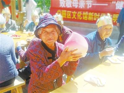 母親節(jié)，白銀“花村”擺了一場“敬老宴”