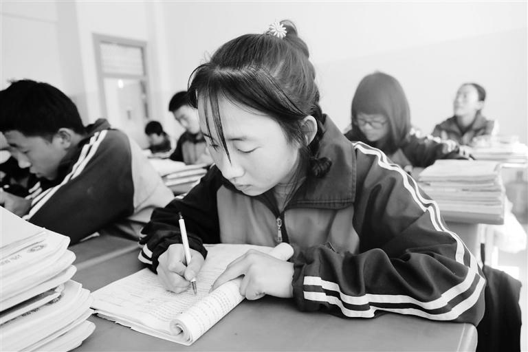 慶陽(yáng)環(huán)縣這名小姑娘，柔弱肩膀撐起一個(gè)大家庭