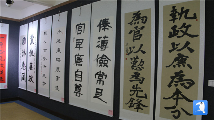7月1日上午，定西市通渭縣紀委監(jiān)委舉辦“襄郡清風·喜迎建黨99周年”廉政文化書畫展，共同為黨的生日獻禮。_副本.jpg