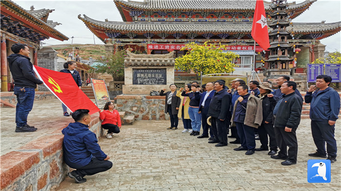 “七一”前夕，甘南州紀委監(jiān)委機關第二黨支部組織支部黨員和幫扶村黨員赴臨潭縣新城鎮(zhèn)蘇維埃舊址紅色教育基地參觀學習活動。_副本.jpg