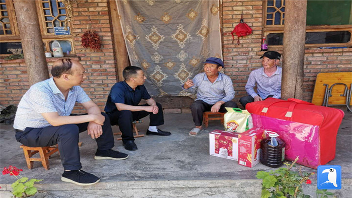 在建黨99周年來臨之際，隴南市禮縣紀委監(jiān)委在中壩鎮(zhèn)、三峪鄉(xiāng)開展“七一”慰問老黨員、困難黨員活動，為他們送去組織的關懷和節(jié)日的問候。_副本.jpg