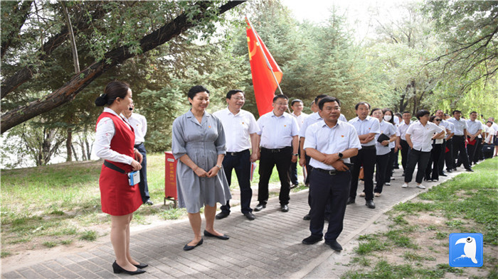 7月1日，嘉峪關市紀委監(jiān)委機關黨委在迎賓湖絲路廉潔文化主題公園舉行慶祝黨建99周年迎“七一”主題黨日活動。_副本.jpg