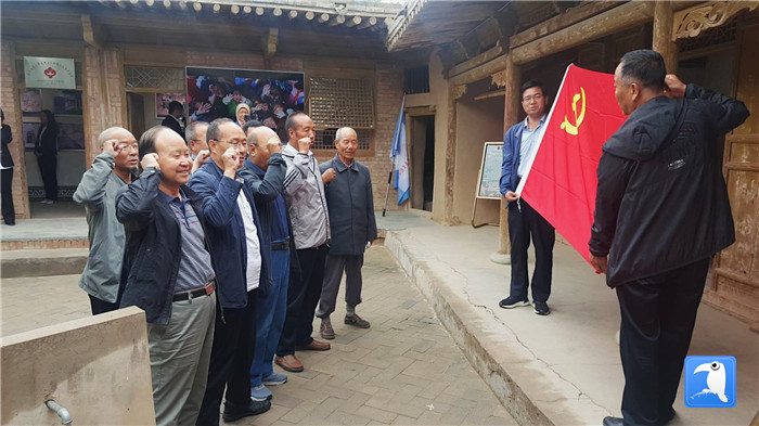 7月1日，臨夏州紀委監(jiān)委機關黨總支組織退休黨支部部分黨員前往東鄉(xiāng)縣布楞溝村史館，開展主題黨日活動。_副本.jpg
