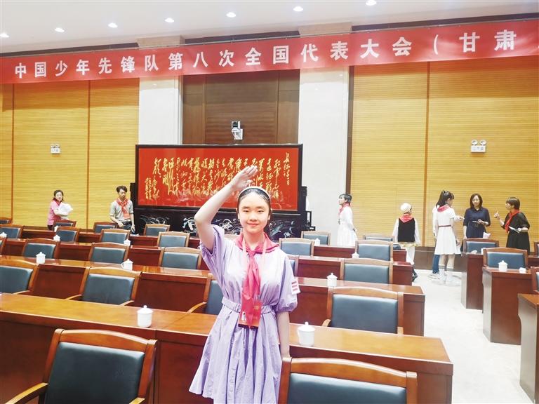 代表蘭州少先隊員參加全國少代會——這個小姑娘，攢勁！