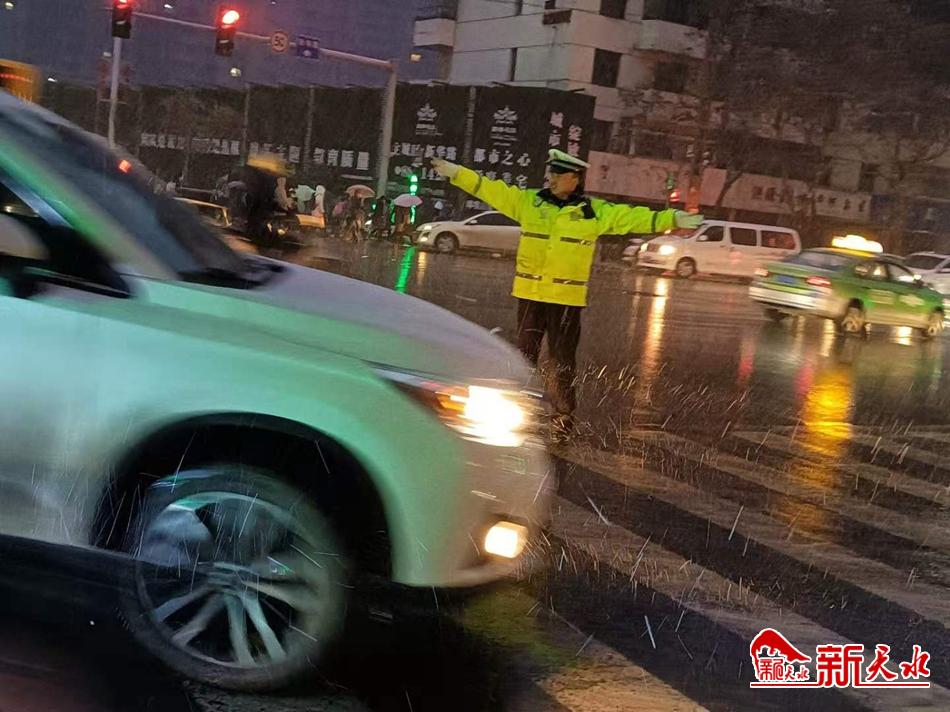 風(fēng)雪襲來(lái)，天水最美“警色”在路上！