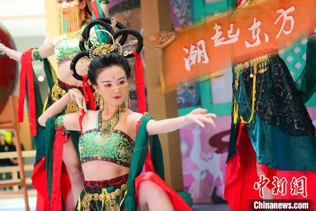 圖為今年9月5日，在重慶亮相的敦煌博物館“潮起東方”主題活動現(xiàn)場。敦煌博物館供圖