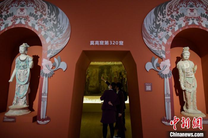 本次展覽中為觀眾呈現(xiàn)莫高窟第320窟復制洞窟?！●樤骑w 攝
