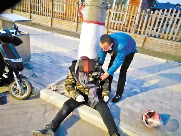蘭州：騎摩托車男子清晨撞傷 熱心“的哥”全力救助！