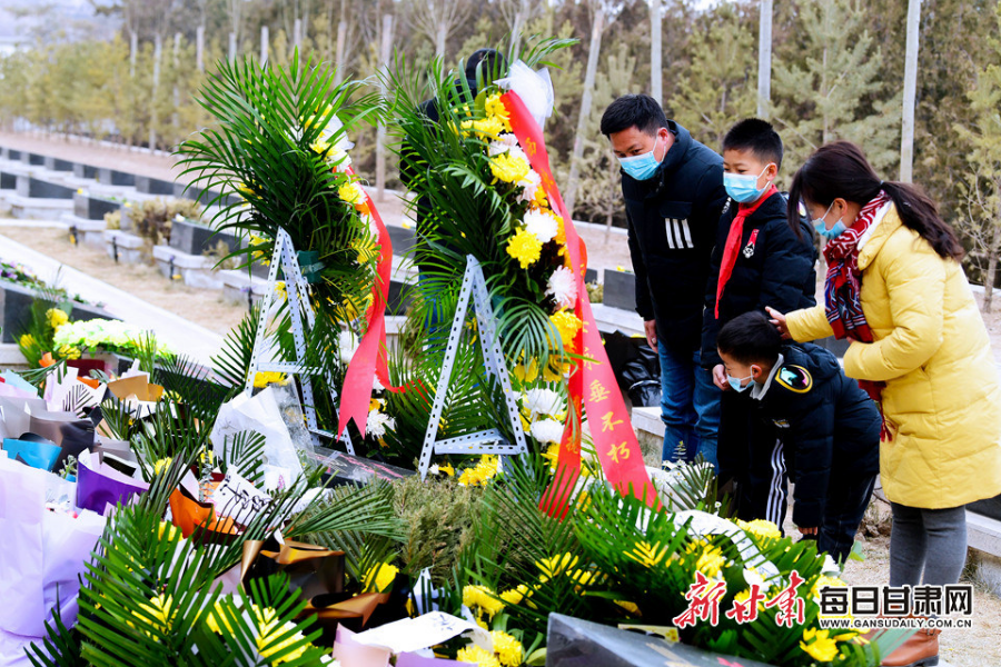 委托快遞、自發(fā)前往，社會(huì)各界在陳紅軍烈士墓前獻(xiàn)花致敬