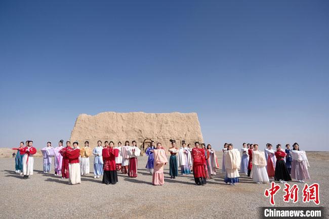 數(shù)十位身著古裝的女性通過體驗(yàn)賞漢舞、習(xí)漢禮、吟誦詩詞等中華傳統(tǒng)文化，再現(xiàn)古絲綢之路的繁華盛景?！∏窳?攝