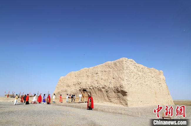 數(shù)十位身著古裝的女性通過體驗(yàn)賞漢舞、習(xí)漢禮、吟誦詩詞等中華傳統(tǒng)文化，再現(xiàn)古絲綢之路的繁華盛景?！⊥踺?攝
