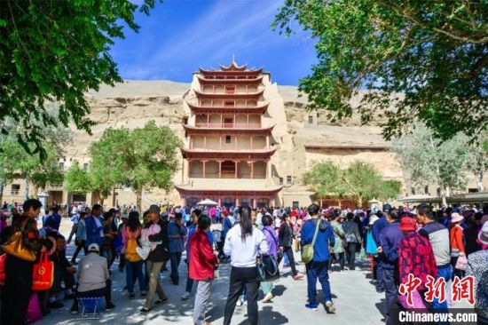 中國農(nóng)歷四月初八，敦煌民眾傳承歷史習俗，前往莫高窟燒香禮佛、祈福。(資料圖) 王斌銀 攝