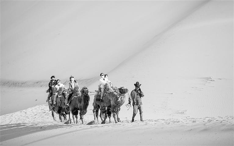 甘肅旅游丨鳴沙山·月牙泉景區(qū)“胡服”駝戶(hù)成亮點(diǎn)