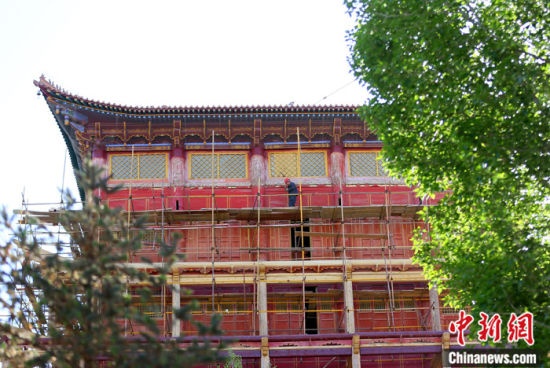 圖為5月上旬，甘肅山丹縣大佛寺內(nèi)，工作人員對古建筑大雄寶殿進(jìn)行修繕。 中新社記者 高展 攝