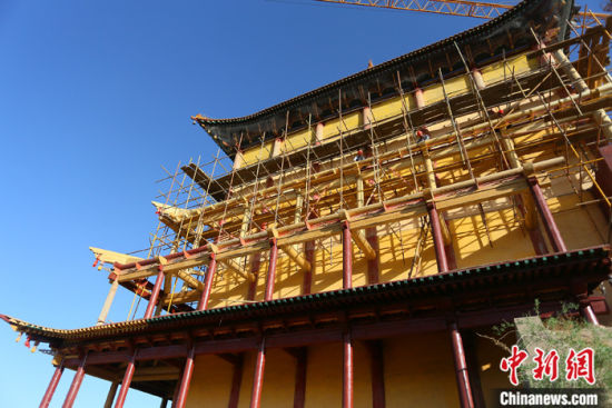 圖為5月上旬，甘肅山丹縣大佛寺內(nèi)，正在修繕中的古建筑大雄寶殿。 中新社記者 高展 攝