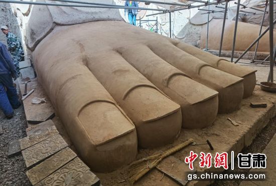 圖為中國(guó)“石窟鼻祖”天梯山石窟第13窟大佛足部與局部危巖體搶救性保護(hù)項(xiàng)目施工現(xiàn)場(chǎng)。陳曉斌 攝