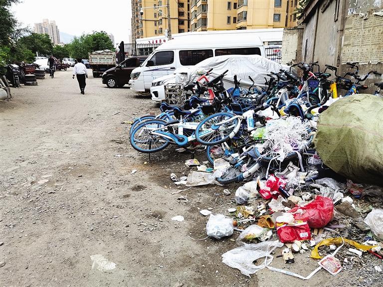 百米土路臟亂差，誰來管？經(jīng)記者協(xié)調(diào)，社區(qū)組織志愿者進(jìn)行了清理
