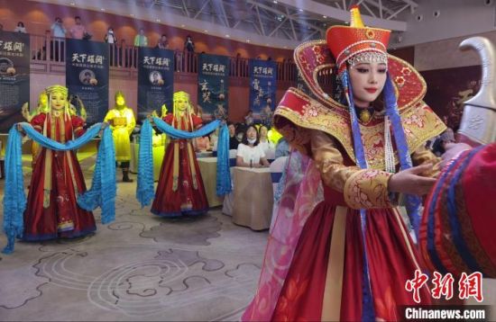 圖為中國首部邊塞史詩劇《天下雄關》首演發(fā)布會現(xiàn)場?！〈蘖?攝