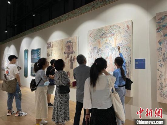 圖為展覽現(xiàn)場?！〗瓧顭?攝