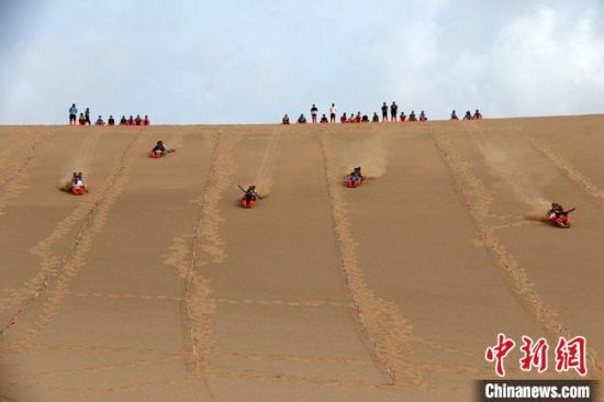 6月13日，敦煌鳴沙山月牙泉景區(qū)舉辦滑沙比賽?！垥粤?攝