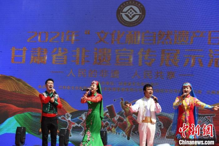 圖為甘肅臨夏回族自治州非遺傳承人演唱花兒?！钇G敏 攝