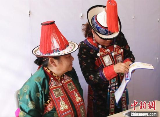 圖為用活態(tài)傳習(xí)的模式促進(jìn)裕固族非物質(zhì)文化遺產(chǎn)的保護(hù)傳承。　史靜靜 攝