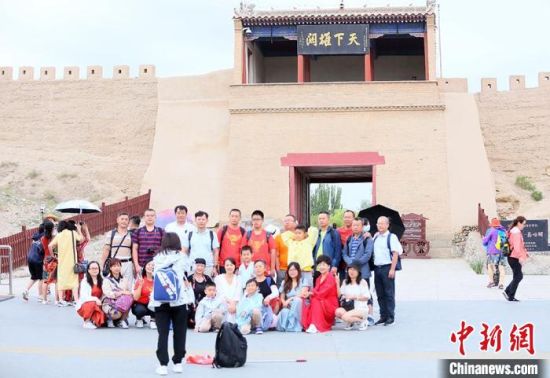 歷經(jīng)數(shù)十載保護修繕的古老關城得以延年益壽，成為了海內外游客“絲路游”的必經(jīng)打卡地?！「哒?攝