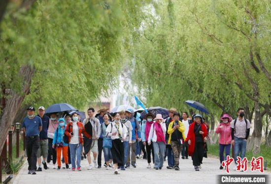 圖為嘉峪關關城內一景?！「哒?攝
