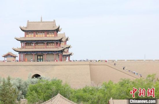 歷經(jīng)數(shù)十載保護(hù)修繕的古老關(guān)城得以延年益壽，成為了海內(nèi)外游客“絲路游”的必經(jīng)打卡地?！「哒?攝