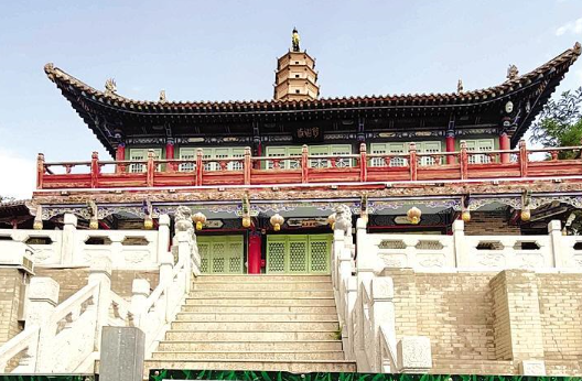 白塔寺閉門謝客，何時開放？管理處：白塔基礎(chǔ)出現(xiàn)病害圍擋施工，預(yù)計年底前完工
