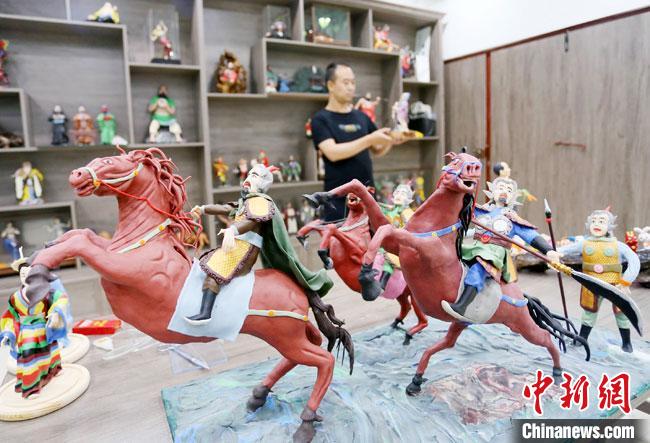 安秋平是成州面塑第五代傳承人，也是當?shù)匚ㄒ粓允孛嫠苤谱鞯娜?。　高?攝