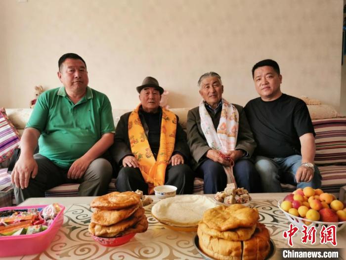 圖為張輝剛(右一)拜訪甘肅肅南縣裕固族德高望重的老人。(資料圖) 張輝剛供圖
