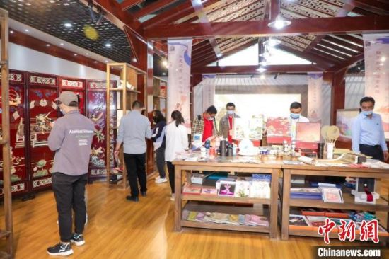 圖為甘肅“一會(huì)一節(jié)”期間，位于敦煌的天水市展館中，民眾觀賞文創(chuàng)產(chǎn)品。　甘肅省文化和旅游廳供圖