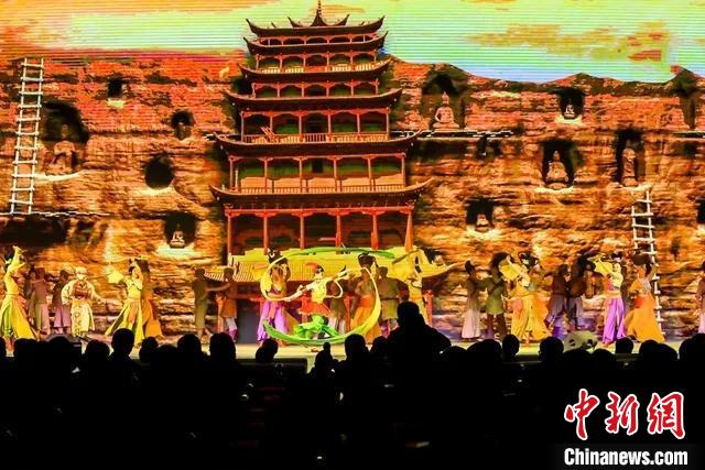 開幕式文藝展示“相約敦煌”，通過數(shù)字技術(shù)將莫高窟“搬到”演出現(xiàn)場?！「拭C省文化和旅游廳供圖