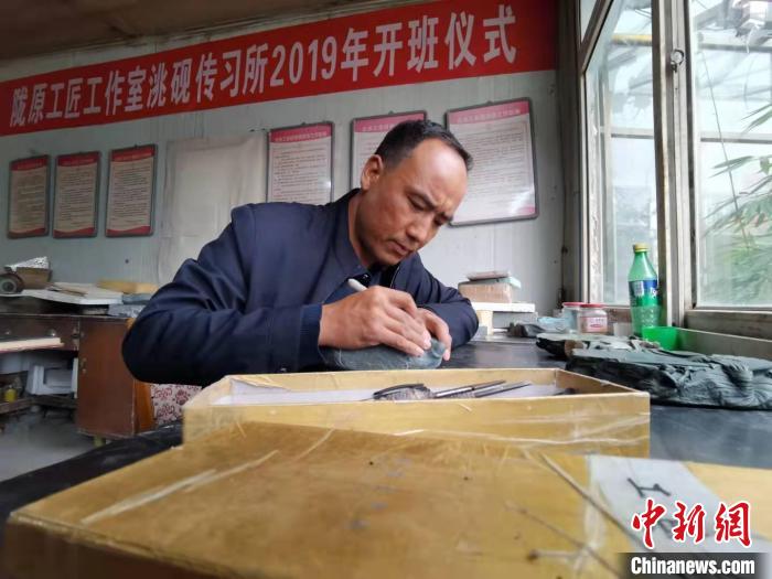 甘肅卓尼洮硯融合文化提升內(nèi)涵：不只一硯一銘，還要一盒一拓