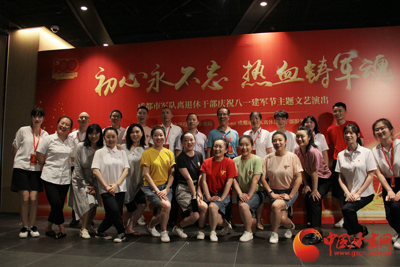 【蘭大新聞學(xué)子重走西北角】不變的軍旅情，不滅的舞臺夢——記原成都軍區(qū)政治部戰(zhàn)旗文工團(tuán)國家一級演員楊思遠(yuǎn)