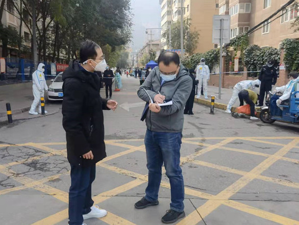 蘭州市紀委監(jiān)委干部下沉一線詳細詢問疫情防控情況。.jpg