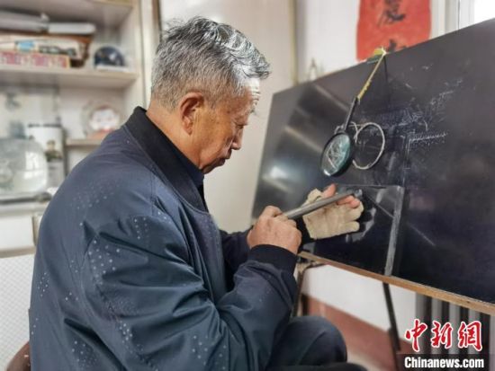 圖為陶世清在創(chuàng)作中。　楊娜 攝