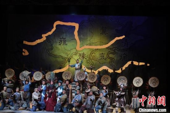 作為隴劇“梅花”，雷通霞在《大禹治水》中甘當(dāng)“綠葉”，該劇推出后，反響十分熱烈。(資料圖) 楊艷敏 攝