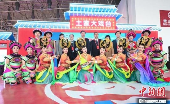 11月26日，“甘肅團(tuán)”在首屆中國(武漢)文化旅游博覽會(huì)展區(qū)的“土家大戲臺(tái)”，與“湖北團(tuán)”互訪交流?！「拭C省文化和旅游廳供圖
