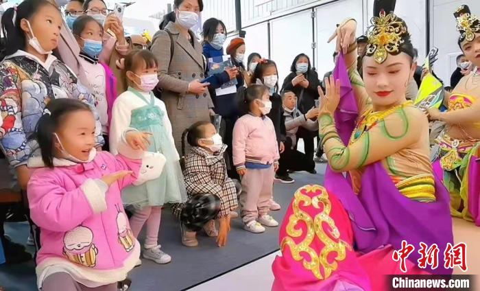 圖為敦煌舞者在湖北武漢文旅博覽會展區(qū)，教當?shù)匦∨笥讯鼗臀栉枳恕?資料圖) 甘肅省文化和旅游廳供圖