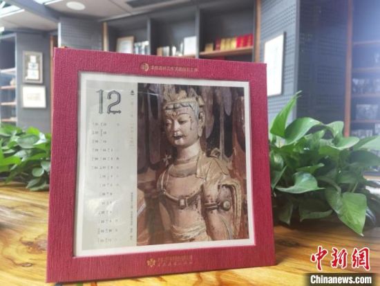 圖為徐晉林制作的敦煌題材的手工書《走進(jìn)沙漠敦煌——莫高窟與藏書票藝術(shù)》，深受讀者喜愛。　閆姣 攝